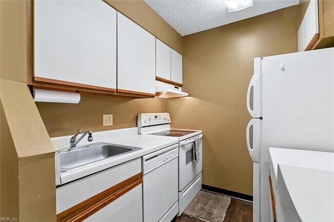 Photo - Modern First-Floor with Private Patio in Hampton Club