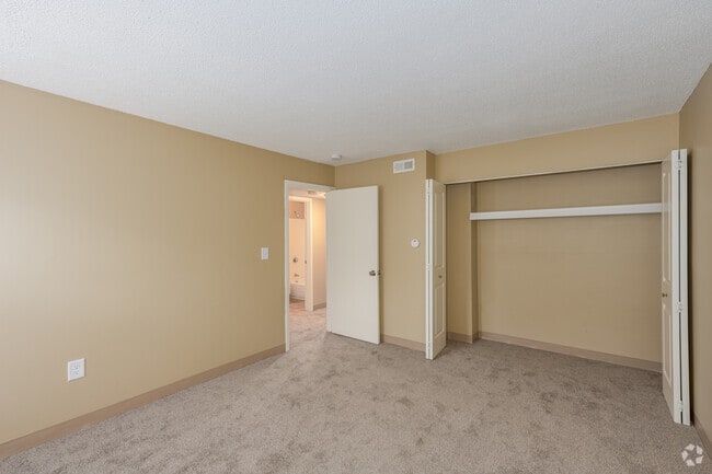2BR, 1BA - 826SF - Primary Bedroom/Closet