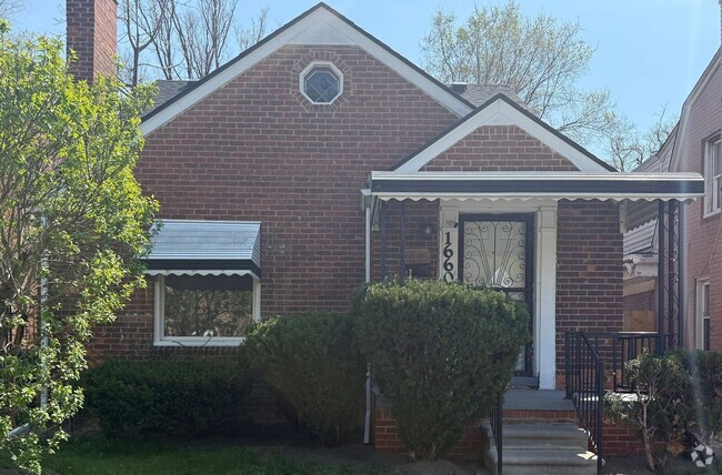 Building Photo - Renovated 3-Bedroom Home – We Welcome Sect...