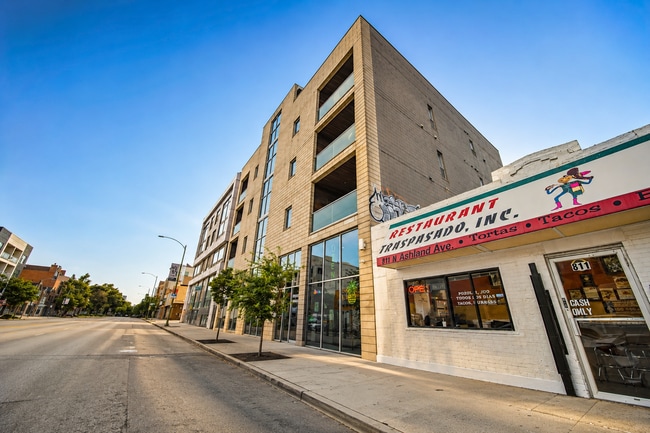 Building Photo - 815 N Ashland Ave Unit 3N