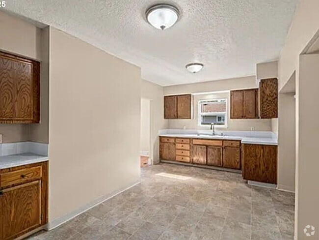 Building Photo - GPM657 - SE Raymond Ct. (T1) Unit A Rental