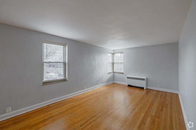 1BR, 1BA - 700SF - Living Room.