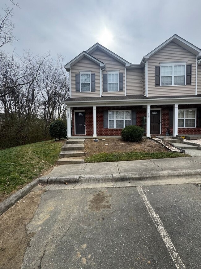 Building Photo - 3 bedroom townhome available for immediate move in!