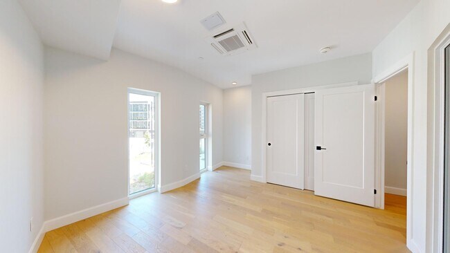 Photo - AMAZING THREE LEVEL THREE BEDROOM TOWNHOME IN WEST FIVE Unité 107B
