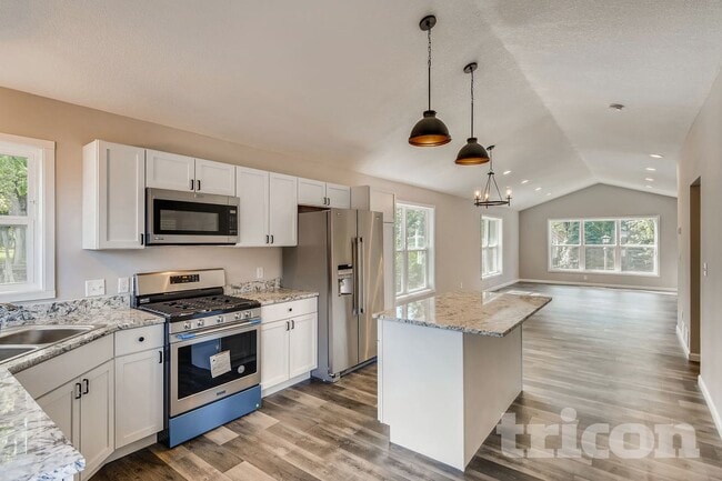 Photo - 457 Lawson Ave W