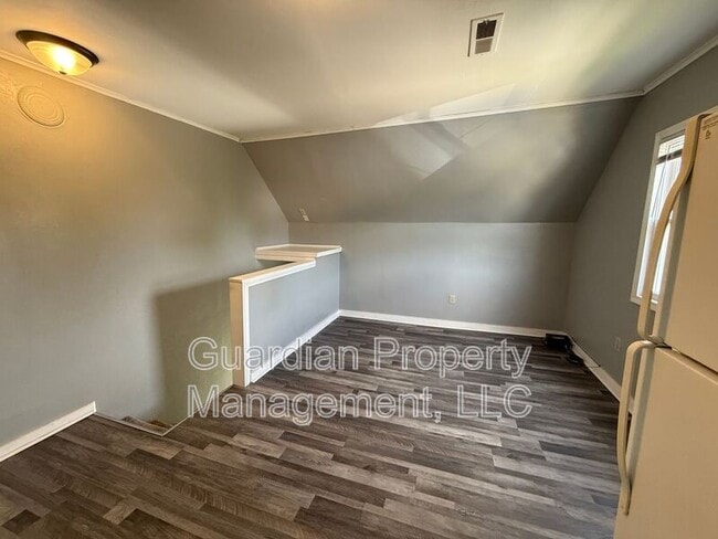 Photo - 409.5 E 3rd St