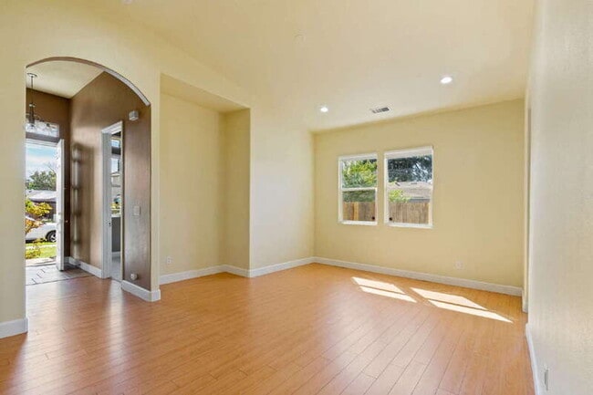 Photo - 2621 Mysin Way