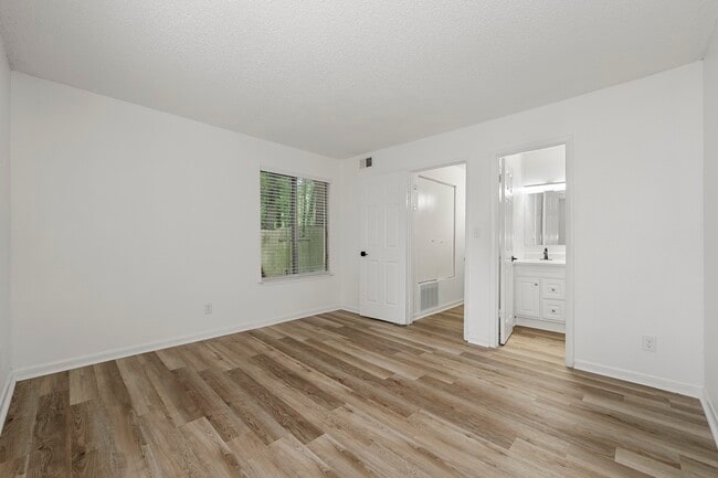 Living Area - Sterling Glen Apartments