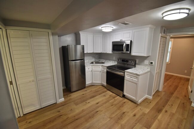 Photo - 437 W 6th Ave