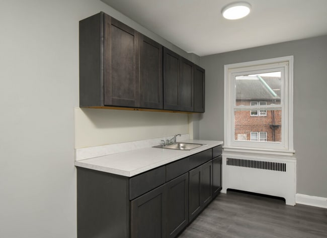 Photo - Oxford Gardens managed by Silverstone Prop...