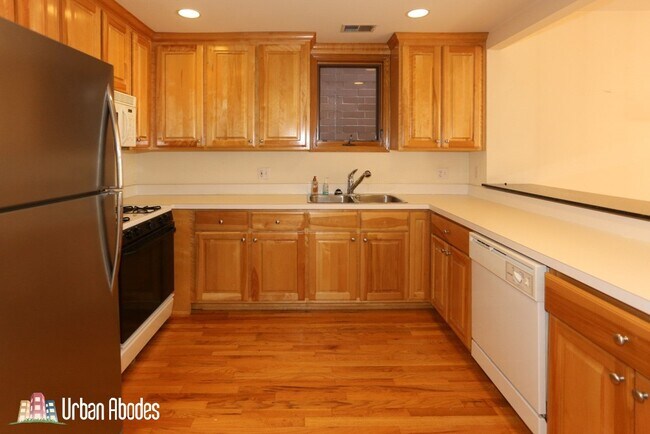 Photo - 824 W Buckingham Pl Unit M04R