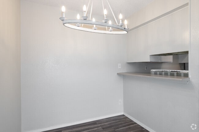 2BR, 1BA - 870SF - Comedor - Paseo Park Apartments