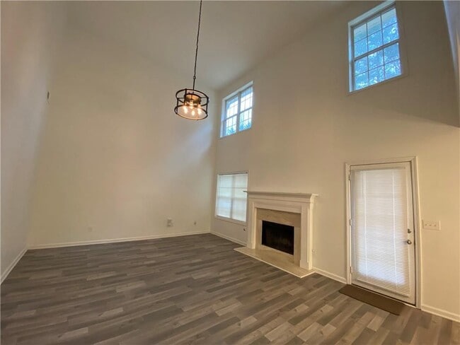 Photo - 1551 Park Knoll Trail NE