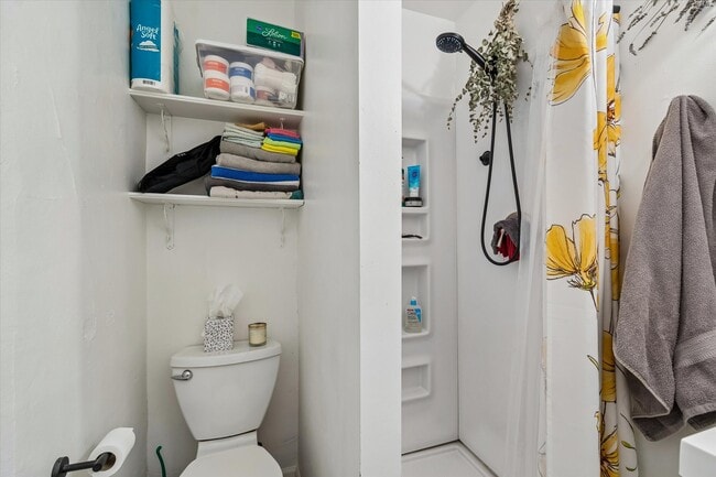 Building Photo - 1843 Grove St Unit Beautifully Updated #1