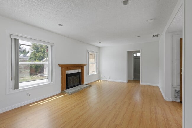 Photo - Charming 3 Bedroom / 1.5 Bathroom Home in ...