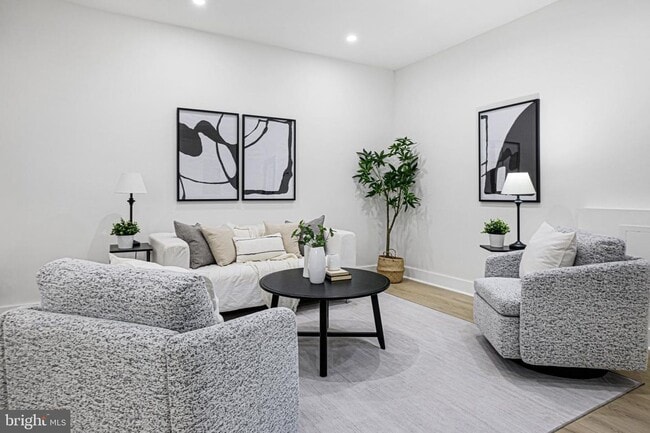 Photo - 616 Kenyon St NW