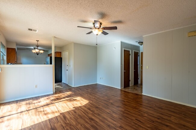 Photo - Stunning 3 Bed 1 Bath in amazing area