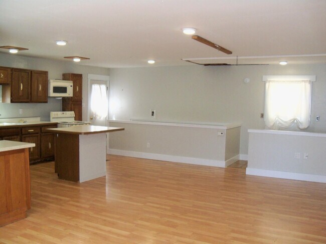 Photo - 1741 Maurine St