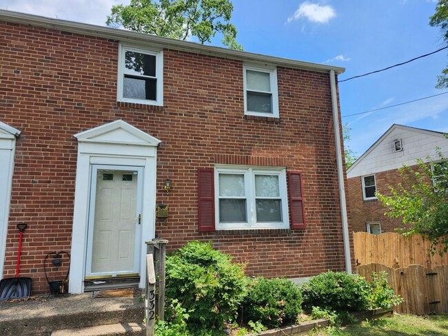 Building Photo - Recently renovated 3-bedroom, 1.5 bath twi...