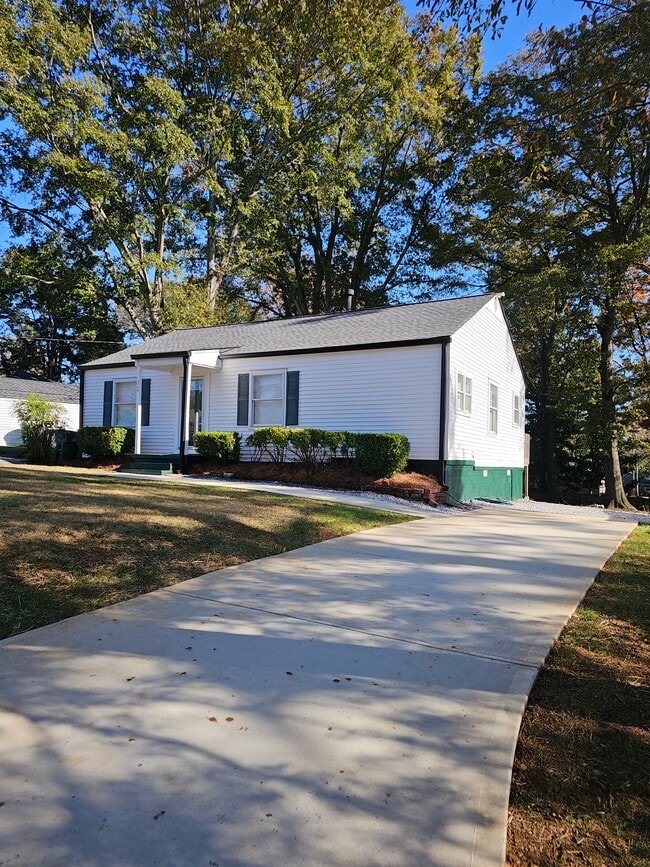 Photo - 1780 Crestridge Dr SE