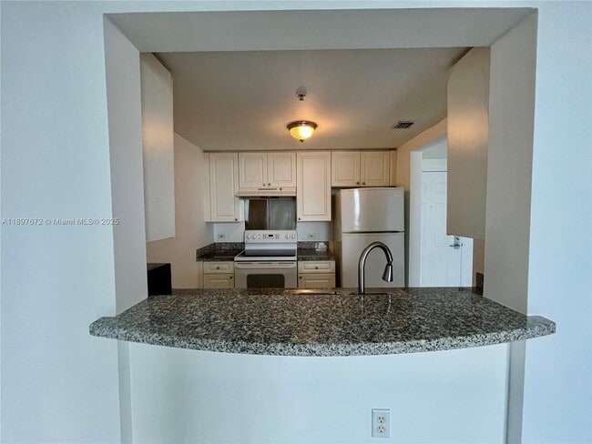 Building Photo - 900 SW 8th St Unit 1505