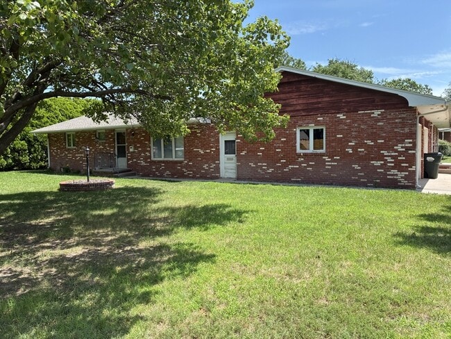 Building Photo - 600 Catalina Dr