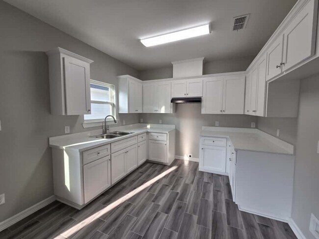 Photo - 508 W Tyler Ave