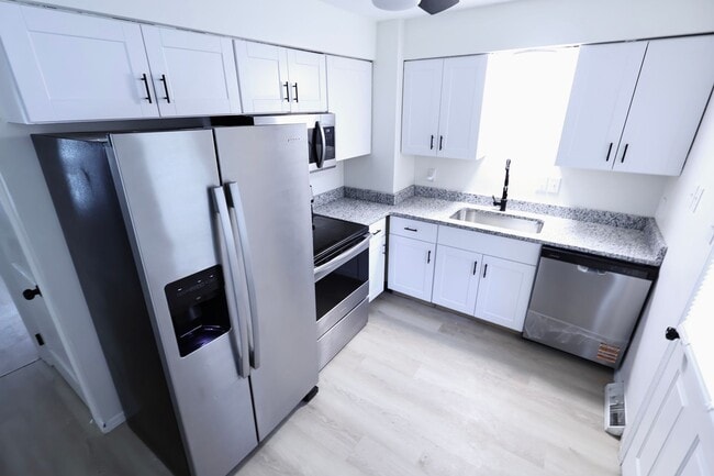 Building Photo - 843 Davies Ave