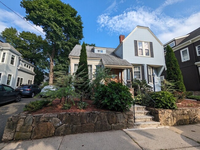 Building Photo - 52 Quincy St Unit 2