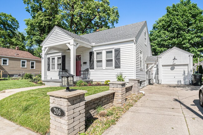 Photo - 206 Academy St