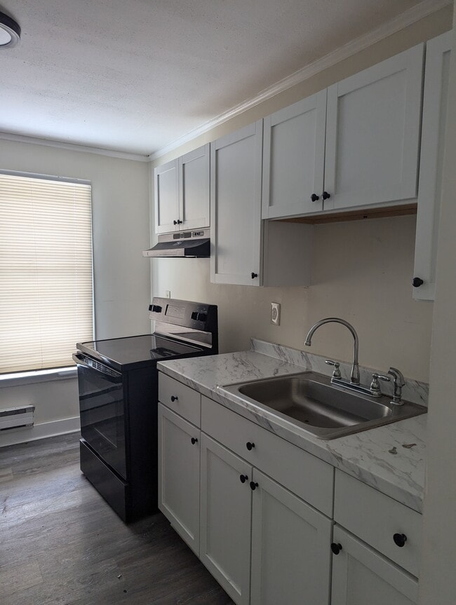 Building Photo - 10 Village St Unit B