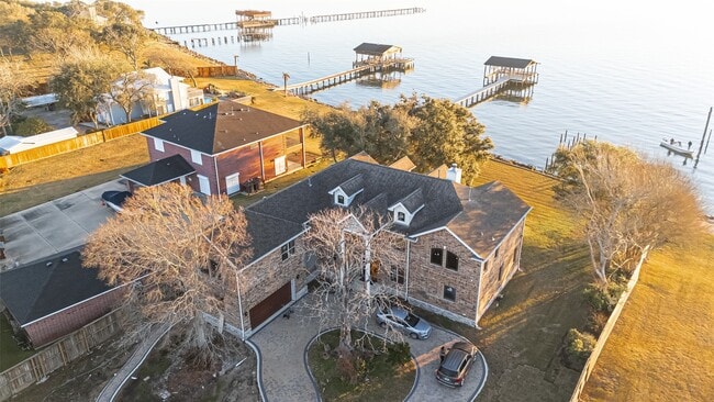 2011 Crescent Dr