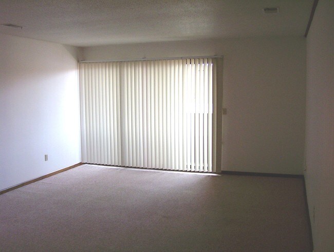 Nuestras salas de estar de gran tamaño dan a tu propio balcón o porche privado. - Old Orchard By The Bay Apartments