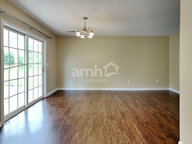 Photo - 301 Kingfisher Dr
