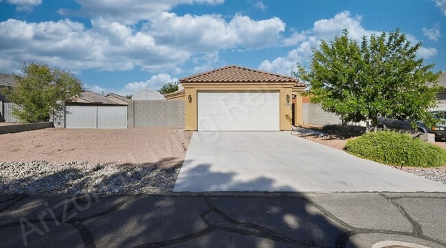 Building Photo - DESIRABLE LOCATION WITH RV PARKING Rental