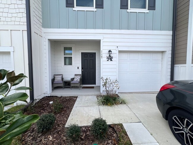 Building Photo - Modern 3-Bed Townhome w/ Garage in Desirable Davenport Community