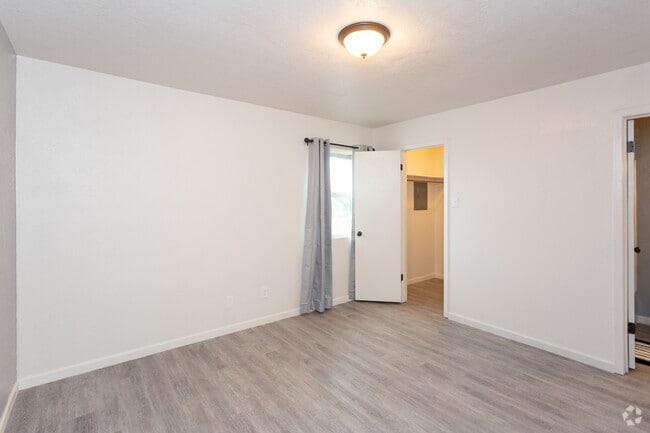 1BR 1BA - 600 SF