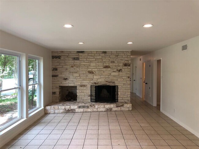 Photo - 809 Malabar St