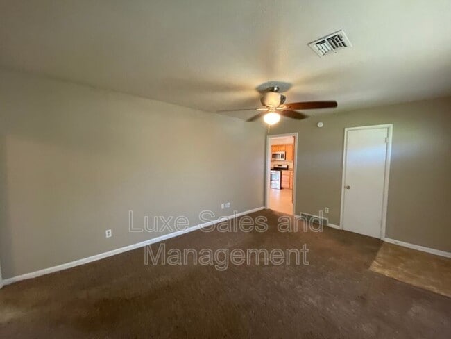 406 W Douglas Dr