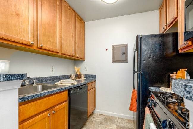Kitchen - Cameron Pointe Apartments