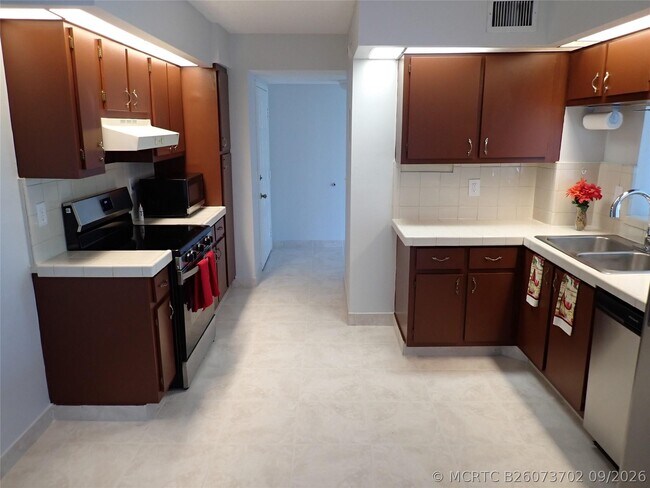 Building Photo - 106 Lake Emerald Dr Unit 401