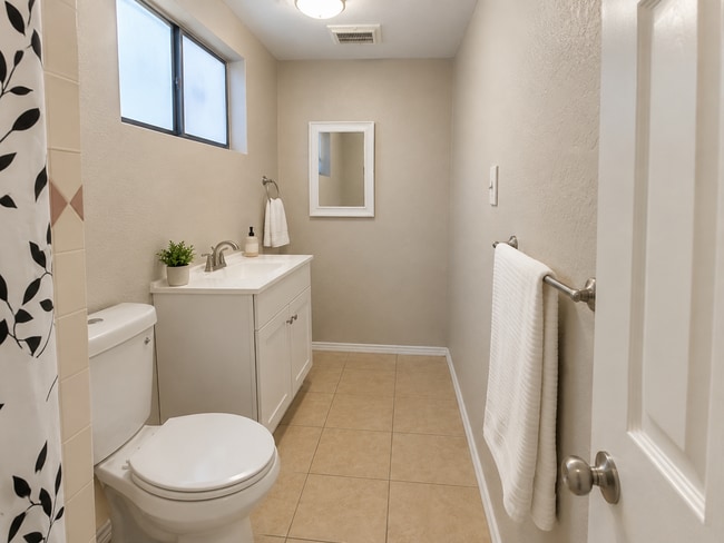 Building Photo - 1305 E San Antonio Ave Unit 1305 E San Antonio  B