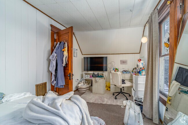 4BR, 1BA - 1,225SF - Bedroom