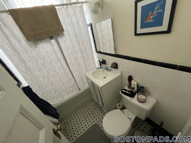 Building Photo - 583 Beacon St