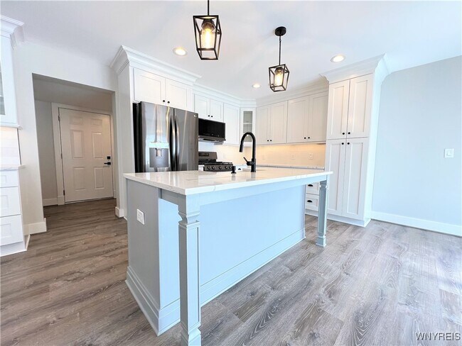 Photo - 10985 Main St