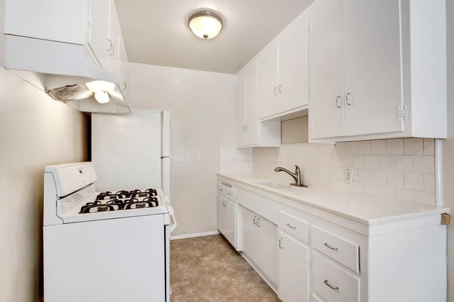 Photo - 2015-2019 4th Street in Santa Monica - steps to Main St. and the beach! Unit 2015-2