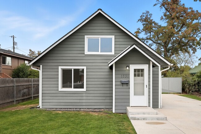 Building Photo - 1731 E Sanson Ave