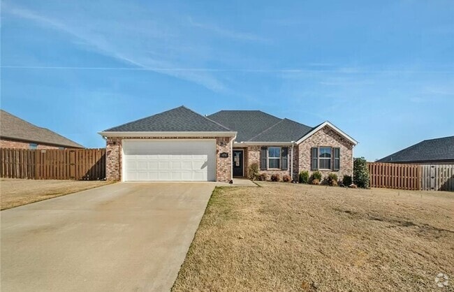 Building Photo - Available June 1st! 3-Bedroom, 2-Bathroom ... Rental