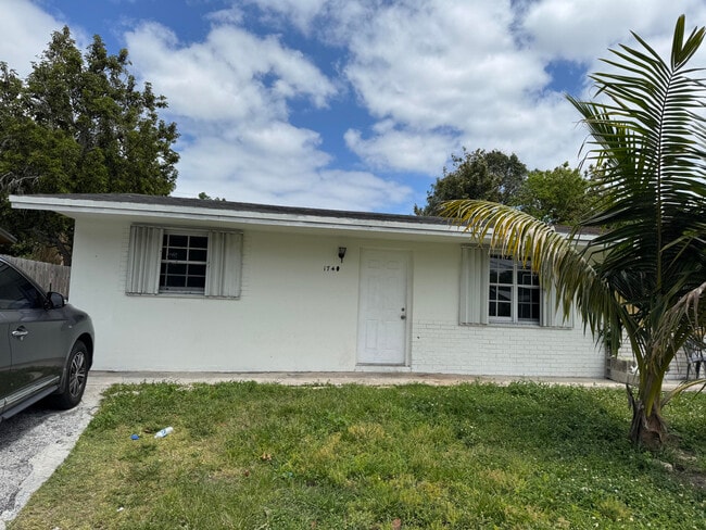 Building Photo - 1740 SW 70th Way