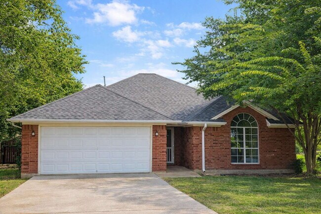 Building Photo - Great 3 bedroom situated next to Blinn College's parking lot!